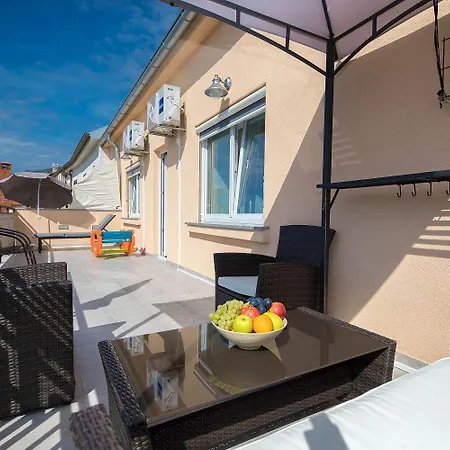 Bezaubernde Mit Beheizten Privatpool, Bbq, Spielplatz, Waschmaschine Prázdninový dům