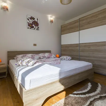 Tatil Evi Bezaubernde Mit Beheizten Privatpool, Bbq, Spielplatz, Waschmaschine