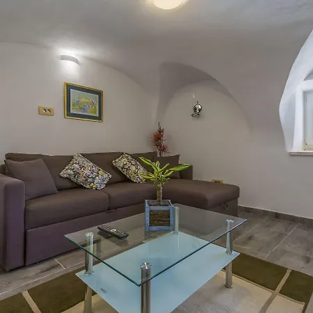 Bezaubernde Mit Beheizten Privatpool, Bbq, Spielplatz, Waschmaschine Tatil Evi Tribalj (Primorsko-Goranska)