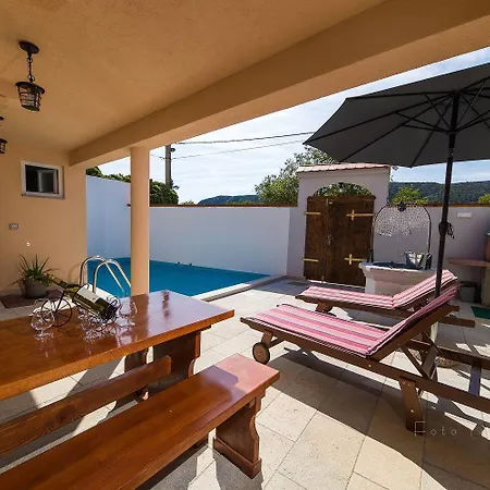 Bezaubernde Mit Beheizten Privatpool, Bbq, Spielplatz, Waschmaschine Tatil Evi Tribalj (Primorsko-Goranska)