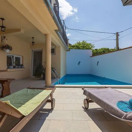 Bezaubernde Mit Beheizten Privatpool, Bbq, Spielplatz, Waschmaschine Prázdninový dům *