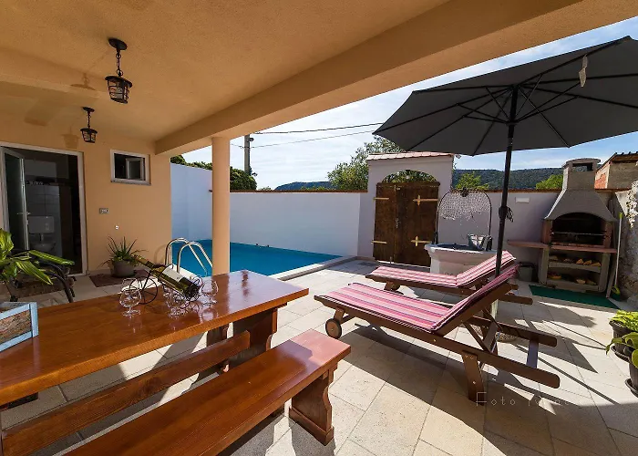 Bezaubernde Mit Beheizten Privatpool, Bbq, Spielplatz, Waschmaschine Prázdninový dům Tribalj (Primorsko-Goranska)