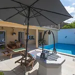 Tatil Evi Bezaubernde Mit Beheizten Privatpool, Bbq, Spielplatz, Waschmaschine