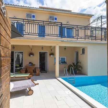 Bezaubernde Mit Beheizten Privatpool, Bbq, Spielplatz, Waschmaschine *